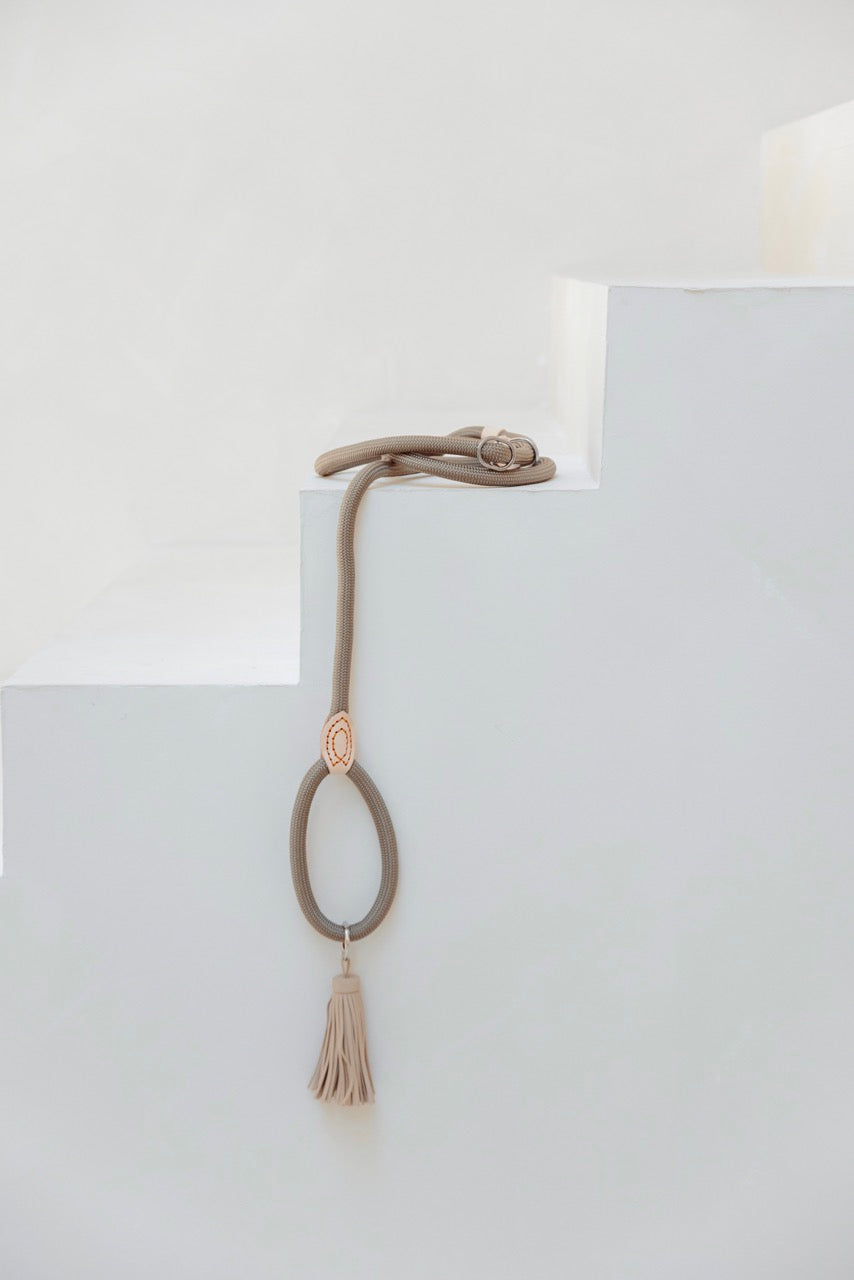 Sliplijn Taupe Ø1,4 cm met gekleurd kwastje
